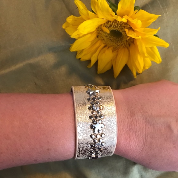 Leather Star Rivet Cuff - Picture 5 of 5